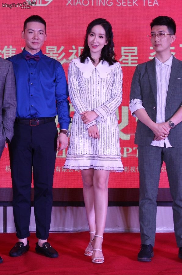 小仙女娄艺潇精心打扮美腿高跟出席商业代言(12/14)