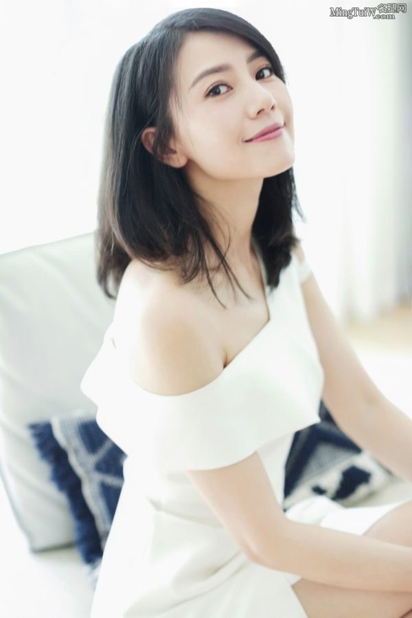 高圆圆穿白洁长裙高跟美足玉肩半露(6/6)