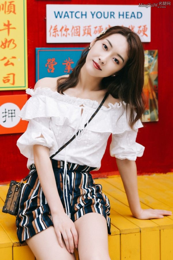 清秀干净的女孩儿宣璐夏日里给你看她白滑的美腿(3/13)
