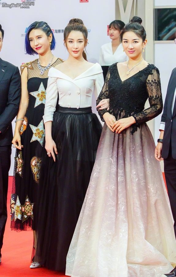 美女甘婷婷黑色纱裙透视出性感美腿(4/4)