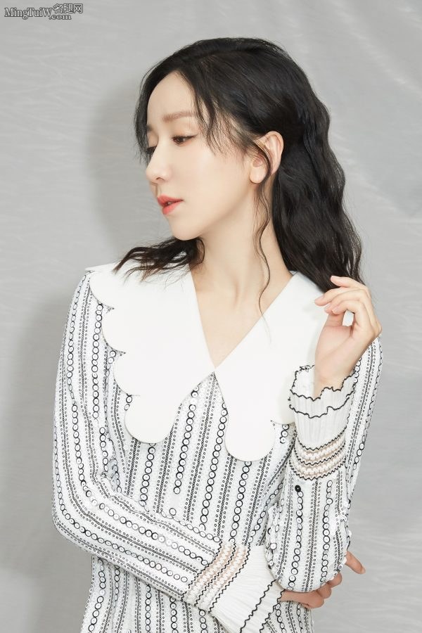 小仙女娄艺潇精心打扮美腿高跟出席商业代言(5/14)