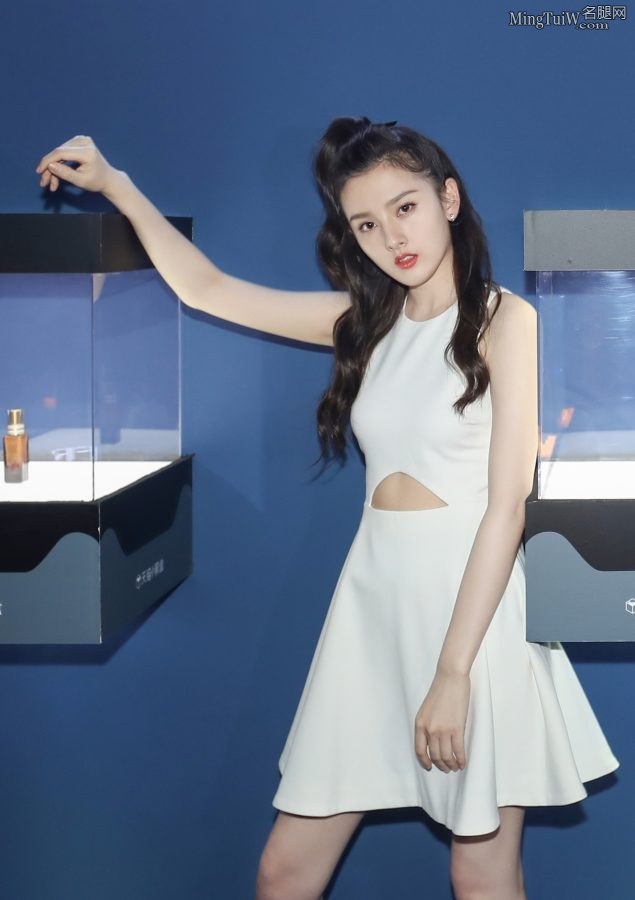 98年的小美女宋祖儿白皙玉腿美足代言化妆品(4/6)