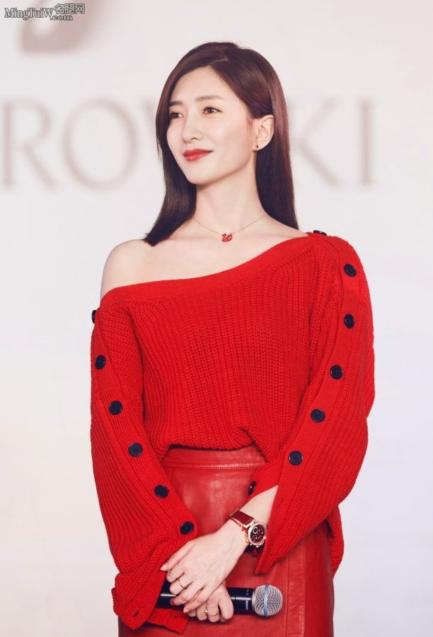 江疏影传娇艳红裙露美腿玉足香肩半露(7/8)