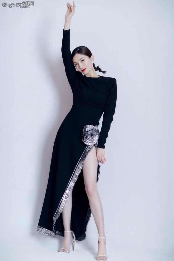 女神江疏影黑色礼服高开叉露出修长玉腿优雅而性感(1/5)