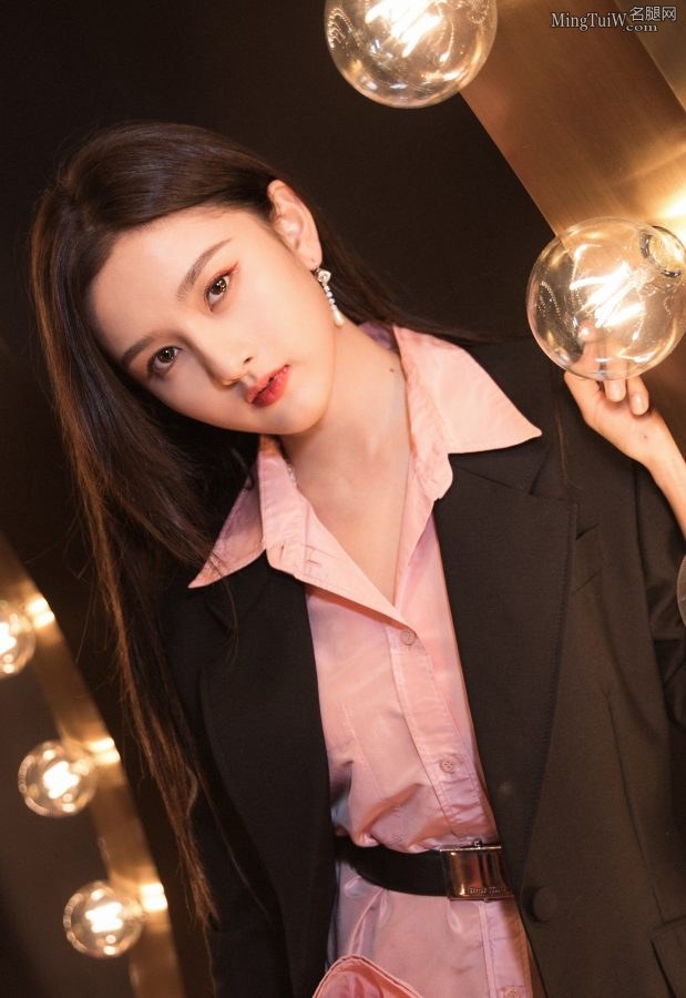 粉嫩粉嫩的美少女宋祖儿的大长腿配尖头高跟鞋(9/9)