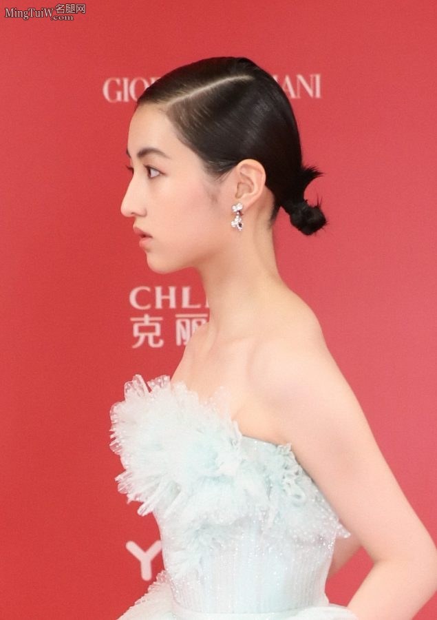 张子枫露香肩美背精致的小美女(10/12)