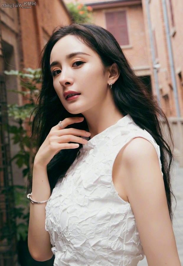 杨幂长发美脸小短裙美腿玉足等你约(8/12)