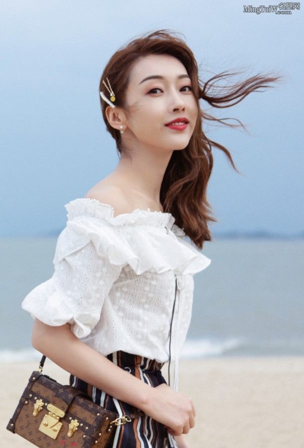 清秀干净的女孩儿宣璐夏日里给你看她白滑的美腿(11/13)