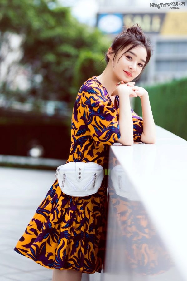 明媚的阳光下袁姗姗纤细玉腿街拍美不胜收(6/6)