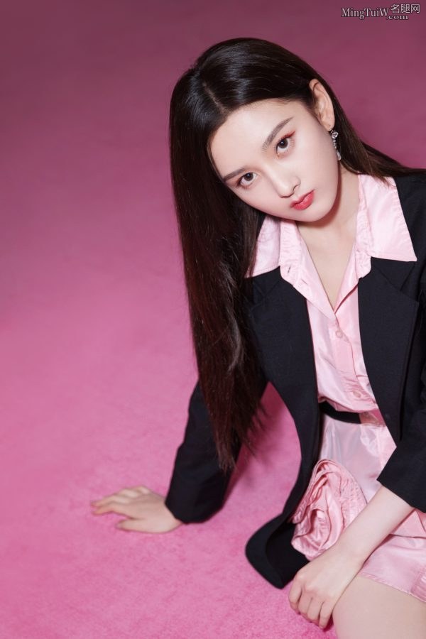 粉嫩粉嫩的美少女宋祖儿的大长腿配尖头高跟鞋(5/9)