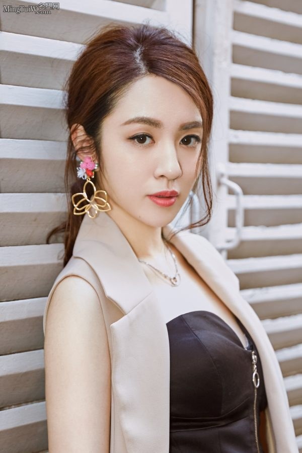 山东籍女明星王晓晨脚踩细高跟鞋外拍写真2(5/5)