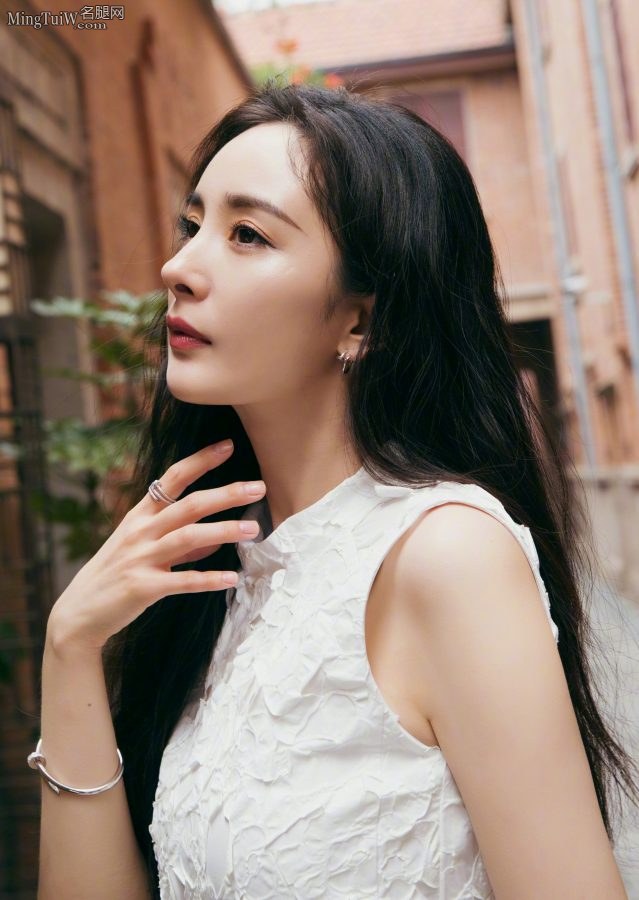 杨幂长发美脸小短裙美腿玉足等你约(6/12)