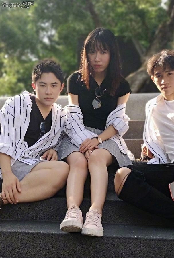 娄艺潇少女风打扮玉腿好看(6/9)