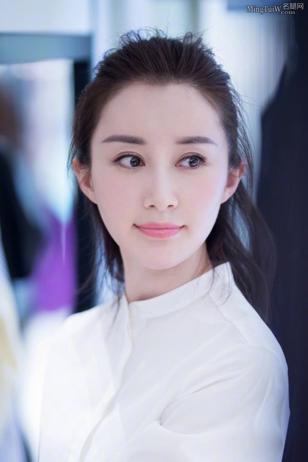 温柔娴雅的女星舒畅脚踩性感高跟鞋外拍(5/5)