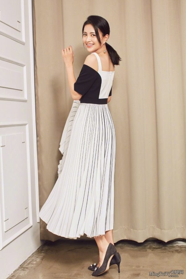 演员包文婧玉足高跟鞋写真脚上的小花纹身性感(5/6)