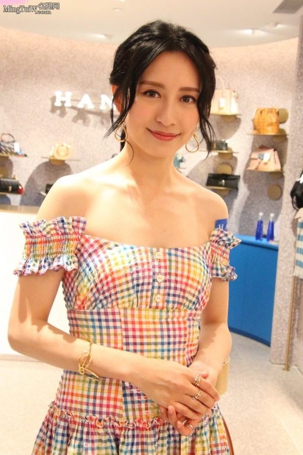 龚嘉欣穿低胸短裙玉足踩高跟出席剪彩典礼(6/13)
