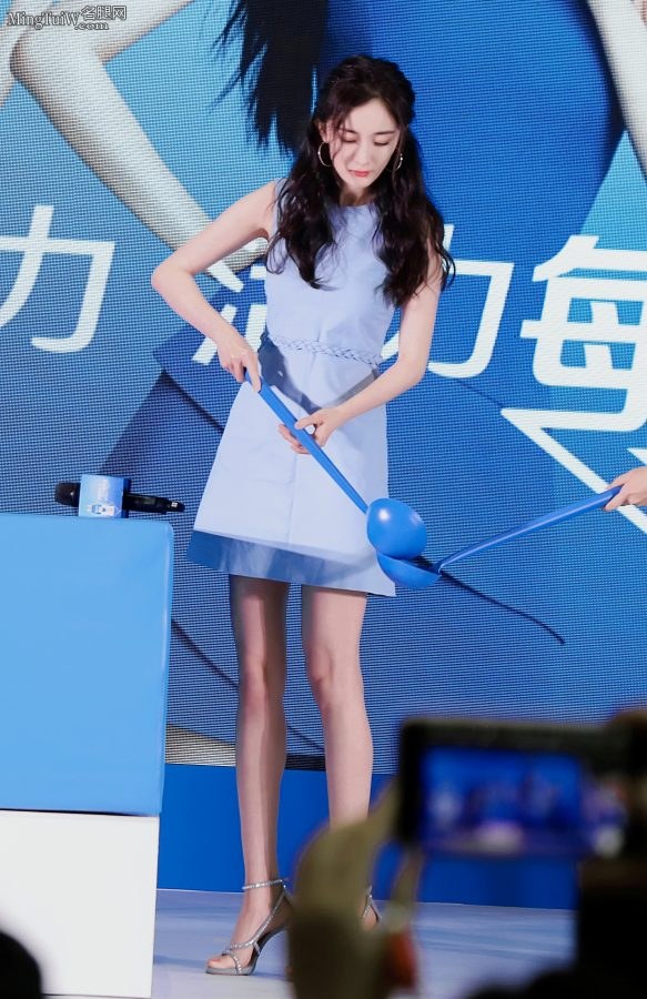 杨幂蓝裙蓝高跟给你的夏日带来清凉(17/21)