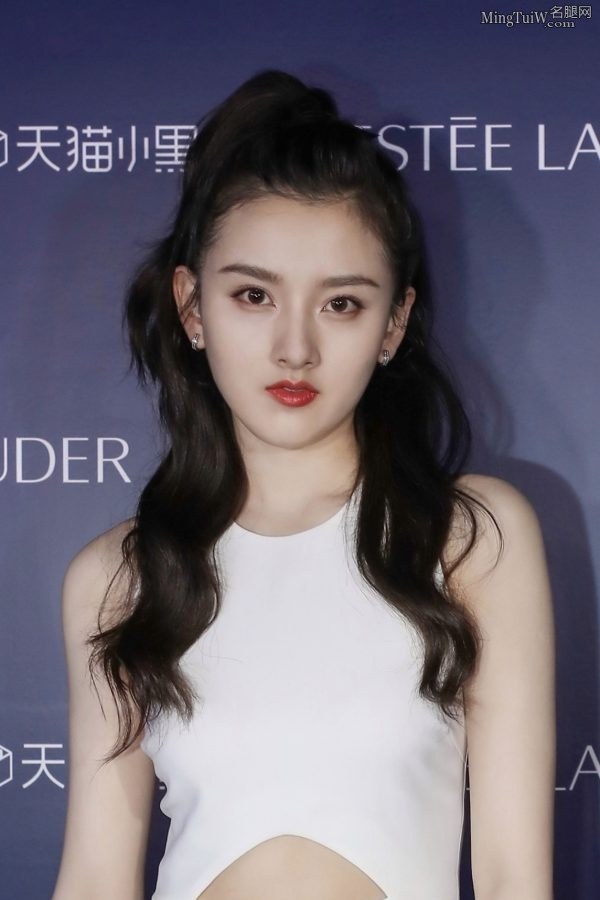 98年的小美女宋祖儿白皙玉腿美足代言化妆品(3/6)