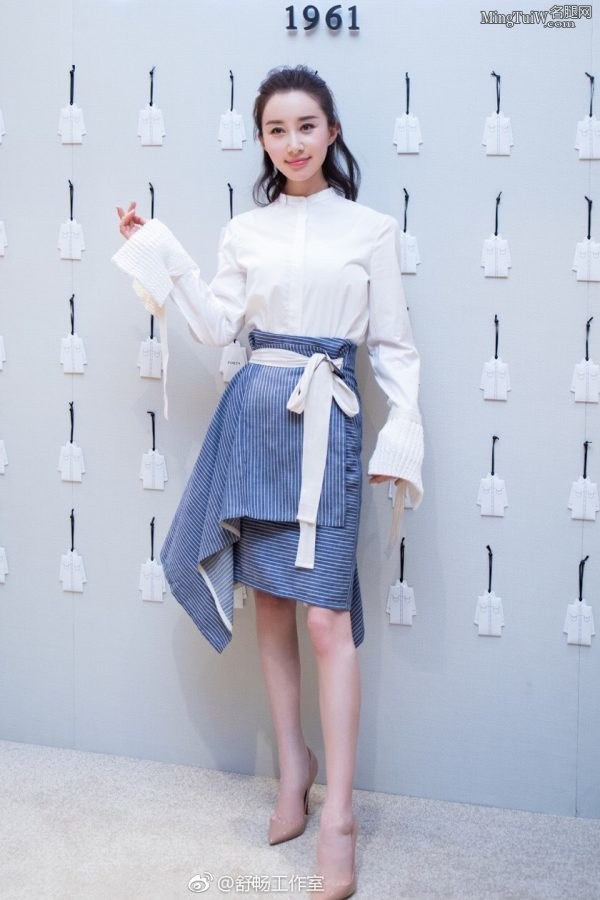 温柔娴雅的女星舒畅脚踩性感高跟鞋外拍(3/5)