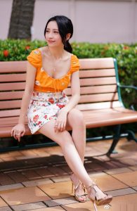 美女演员龚嘉欣坐长椅上拍照片小秀事业线（第1张/共3张）