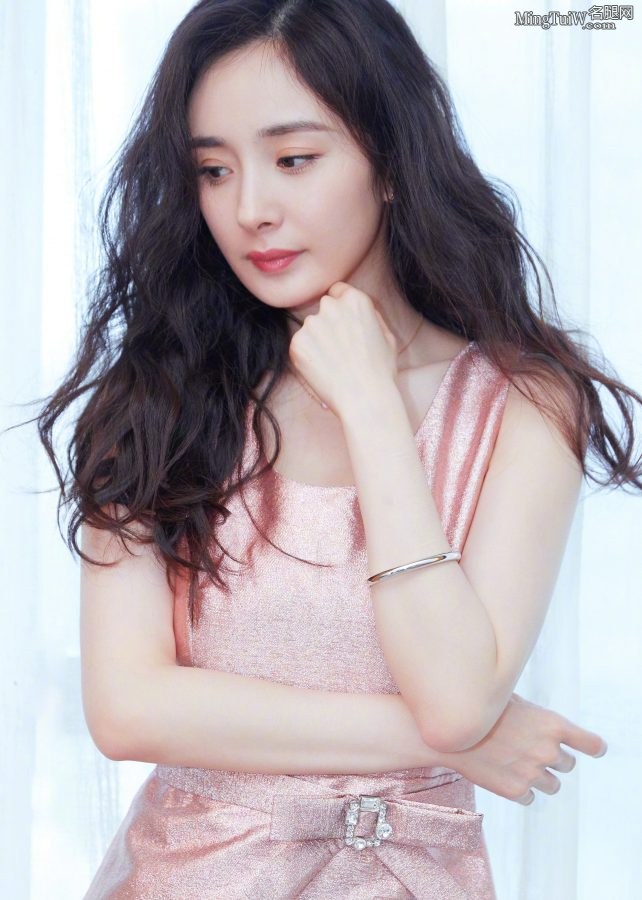 气质明星少妇杨幂粉裙波浪头发踩高跟优雅(5/19)