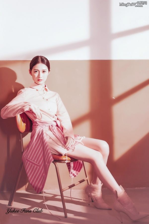 你那么美陈钰琪短靴美腿写真(1/4)