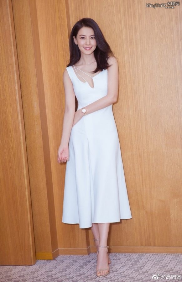 The gentle and elegant sister Gao Yuanyuan wears a white dress, beautiful feet, and a sweet smile to accompany you to sleep.(2/6)