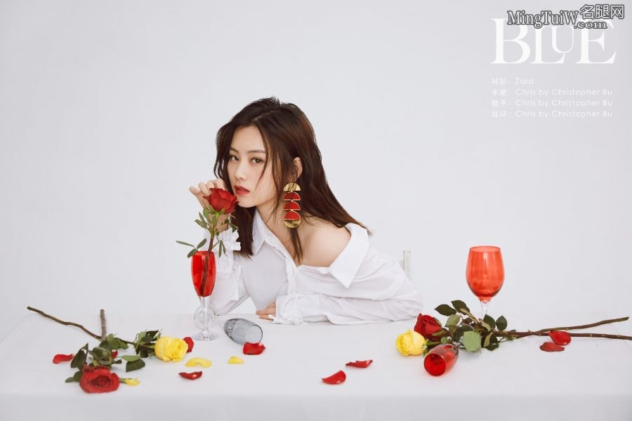 尚语贤脱掉高跟鞋拍摄纯美写真(5/10)