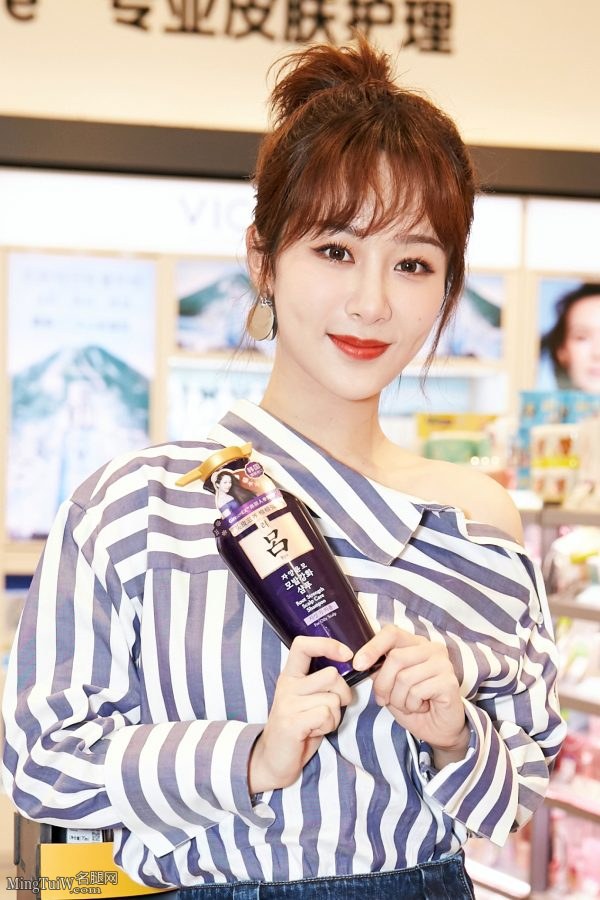 温柔又甜美的女孩儿杨紫脚穿尖头高跟鞋(10/10)