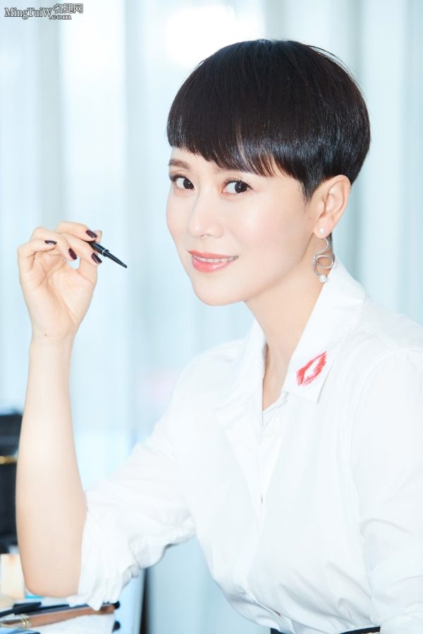 海清短发清爽造型踩白色尖头高跟(5/7)