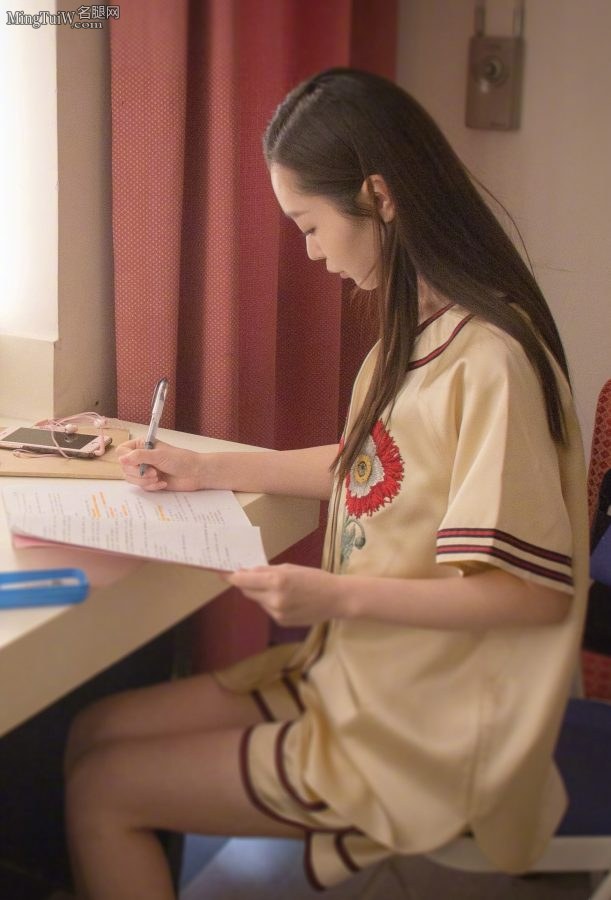 美女演员宋轶穿拖鞋被拍脚丫可爱(3/3)