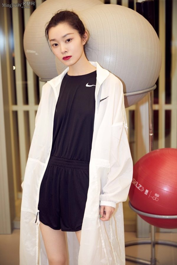 宋轶在夜色中展示白皙的美腿(8/9)