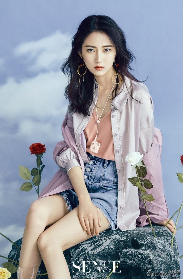 外表清新靓丽的女孩陈钰琪透明靴子露美足(2/2)