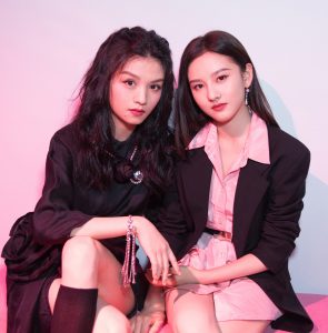 粉嫩粉嫩的美少女宋祖儿的大长腿配尖头高跟鞋