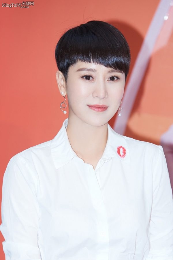 Haiqing has short hair and a refreshing style wearing white pointed high heels(6/7)