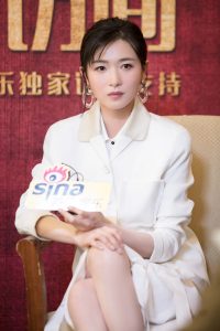 美女万茜脚上穿低跟小短靴优雅纯净