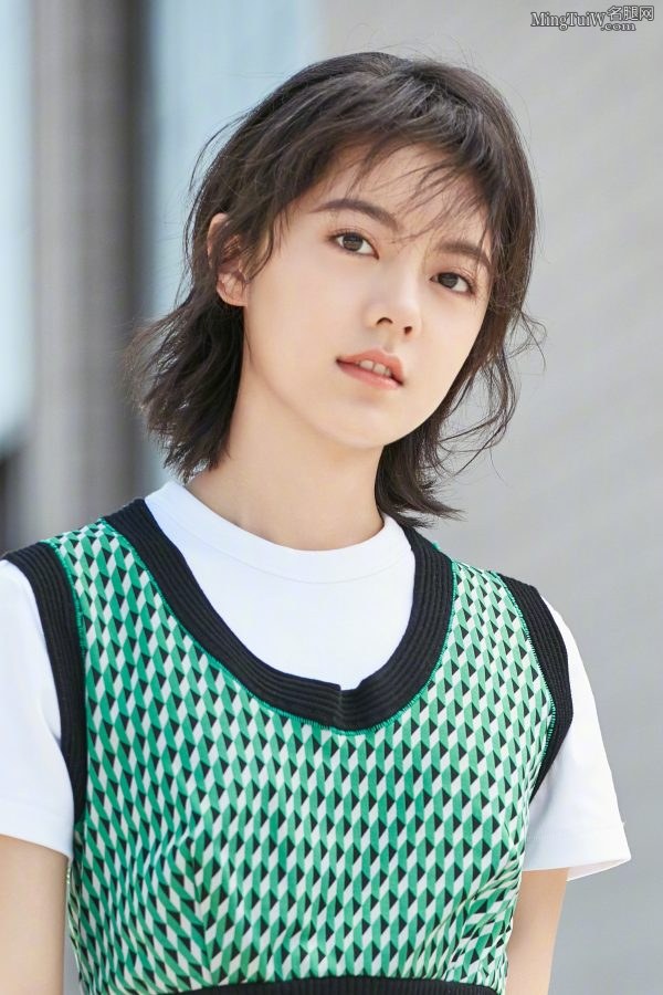 邻家女孩赵今麦短裙玉腿街拍(3/6)