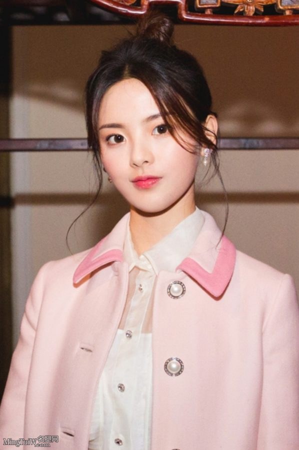 杨超越参观时装秀活动，休息时坐在沙发里梦幻美腿写真(4/22)