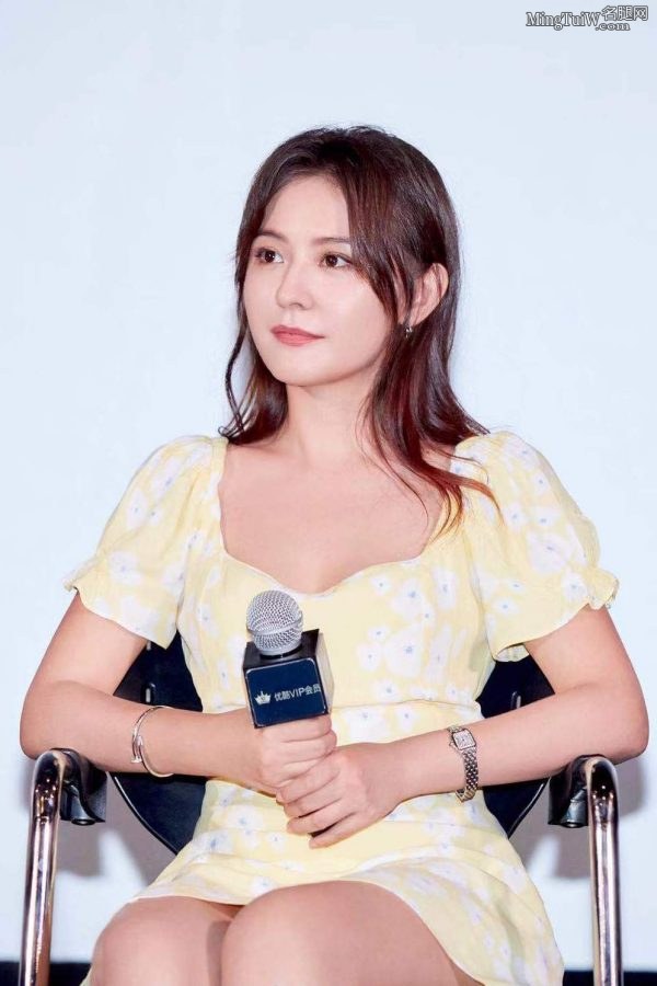 热依扎穿黄色碎花裙露美腿现身西安宣传《长安十二时辰》(7/10)