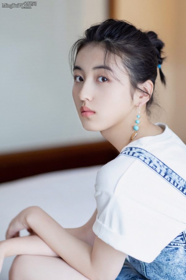 清纯的邻家少女张子枫穿牛仔裙秀美腿(4/9)
