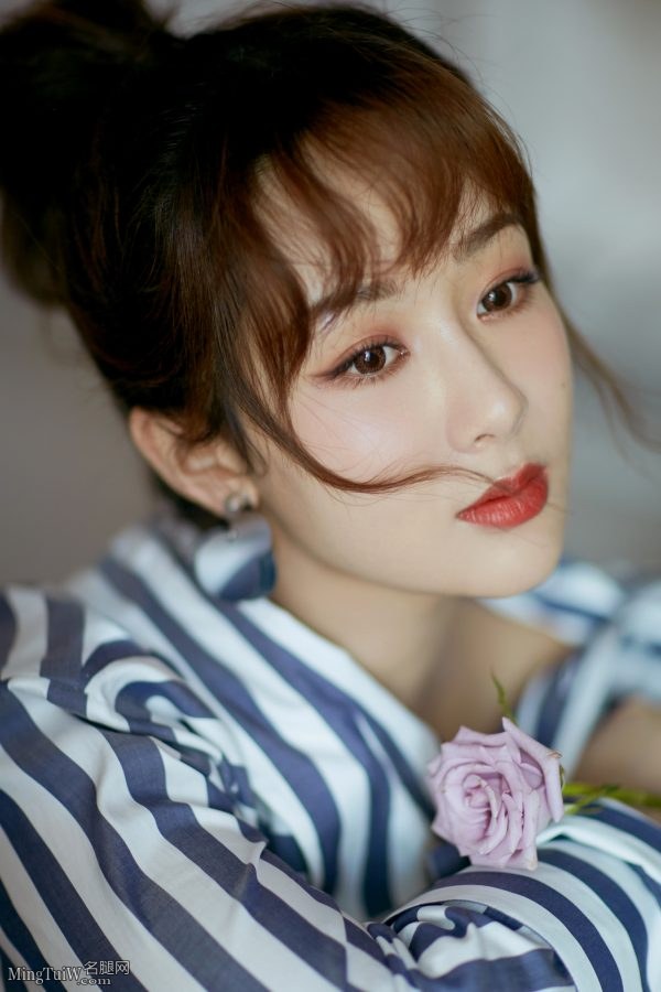 温柔又甜美的女孩儿杨紫脚穿尖头高跟鞋(3/10)