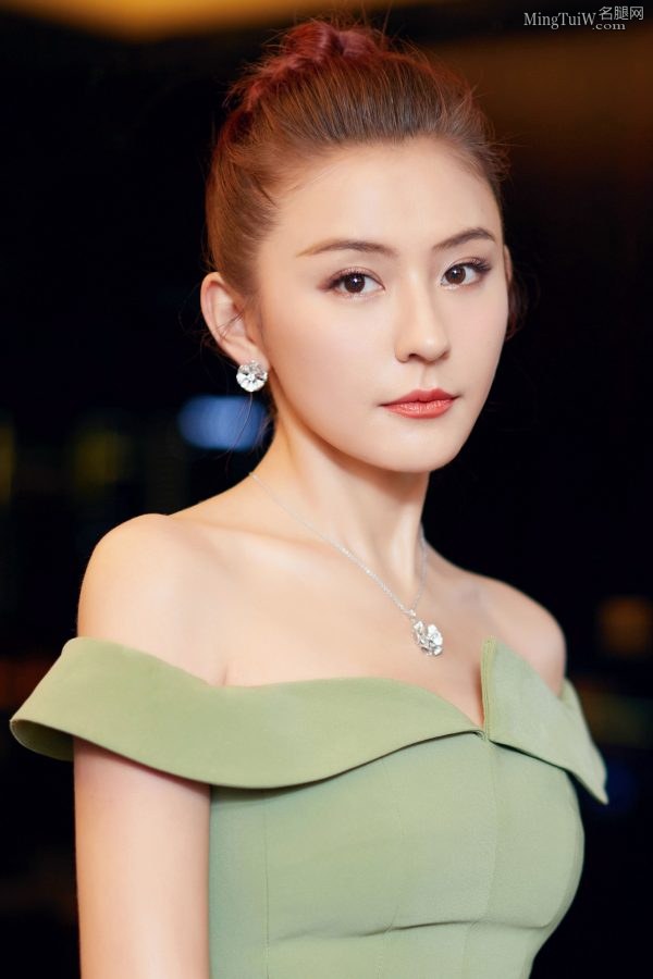 可爱丸子头热依扎穿绿裙美足踩性感高跟清新自然(6/7)