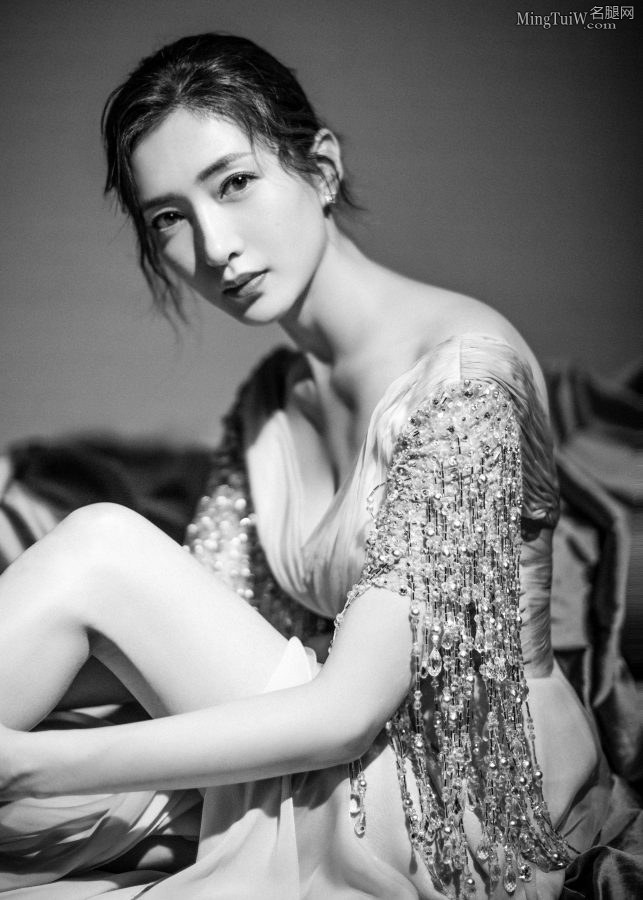 江疏影曳地长裙仙气飘飘,修长美腿令人神魂颠倒(3/5)