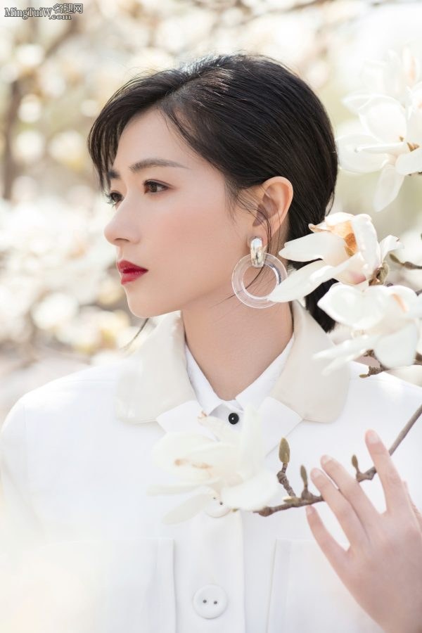 美女万茜脚上穿低跟小短靴优雅纯净(4/13)