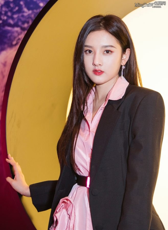 粉嫩粉嫩的美少女宋祖儿的大长腿配尖头高跟鞋(3/9)