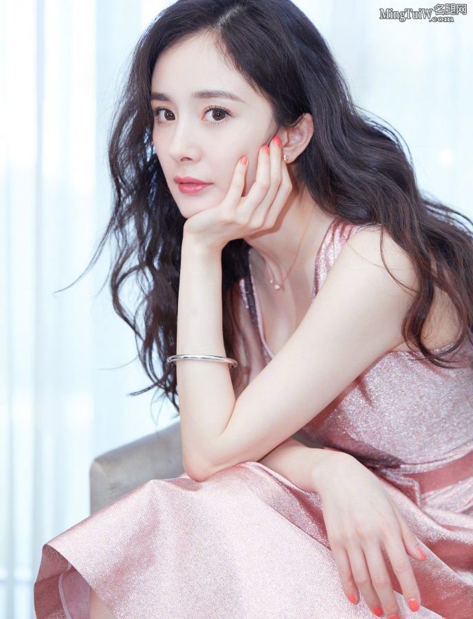 气质明星少妇杨幂粉裙波浪头发踩高跟优雅(9/19)