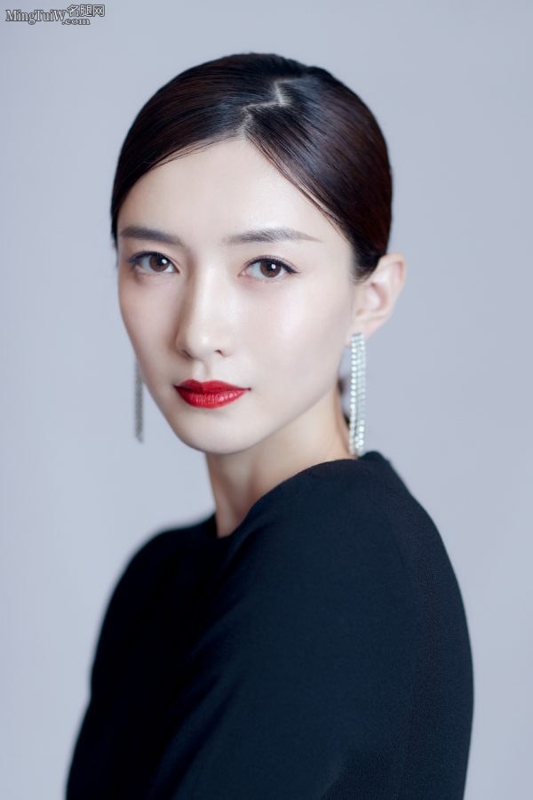 女神江疏影黑色礼服高开叉露出修长玉腿优雅而性感(4/5)