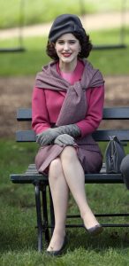 美剧演员Rachel Brosnahan公园长椅翘二郎腿