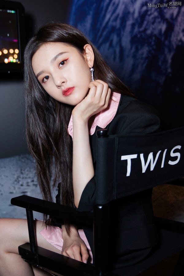 粉嫩粉嫩的美少女宋祖儿的大长腿配尖头高跟鞋(6/9)