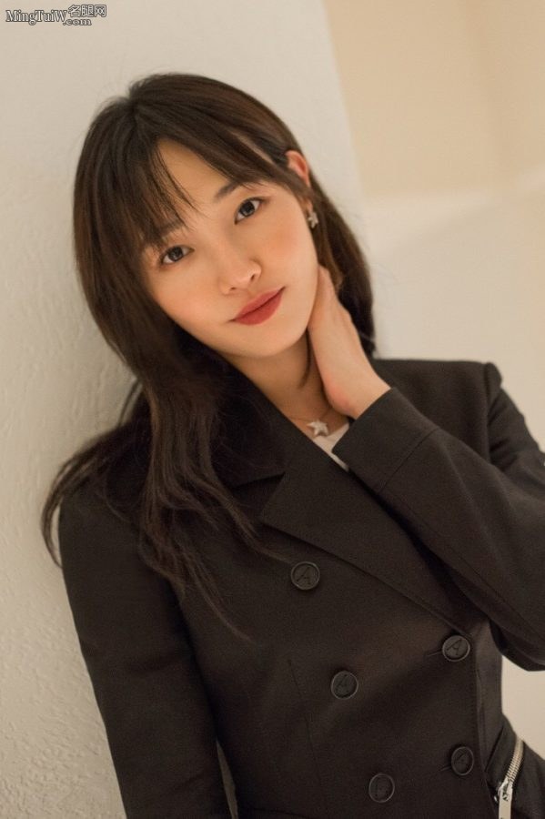 “治愈系女神”白百何美足踩精致高跟鞋(5/9)